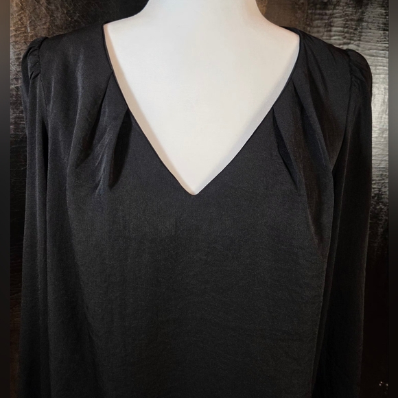 NWT Patriza Luca Black V-Neck Tunic-Style Blouse Size Medium - Picture 3 of 11